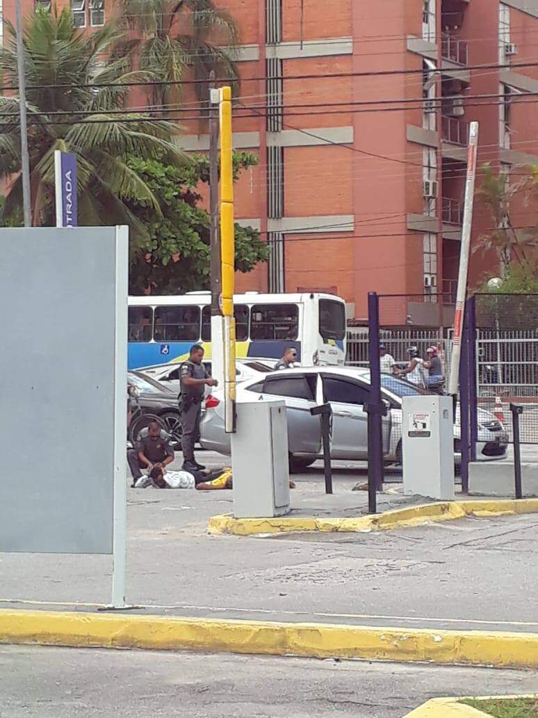 Carro usado pelos criminosos foi parado durante patrulhamento da PM, em Guarujá 