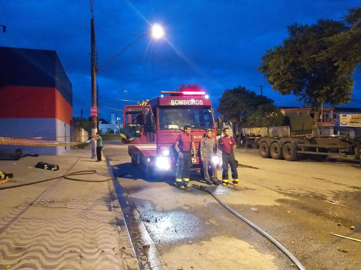 Bombeiros foram acionados para conter incêndio em supermercado, em São Vicente 
