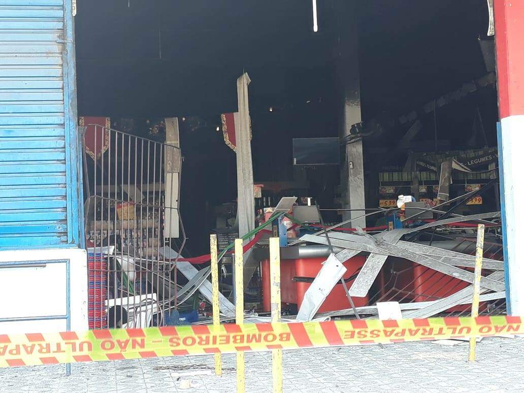 Interior de supermercado ficou destruído após explosões e incêndio 