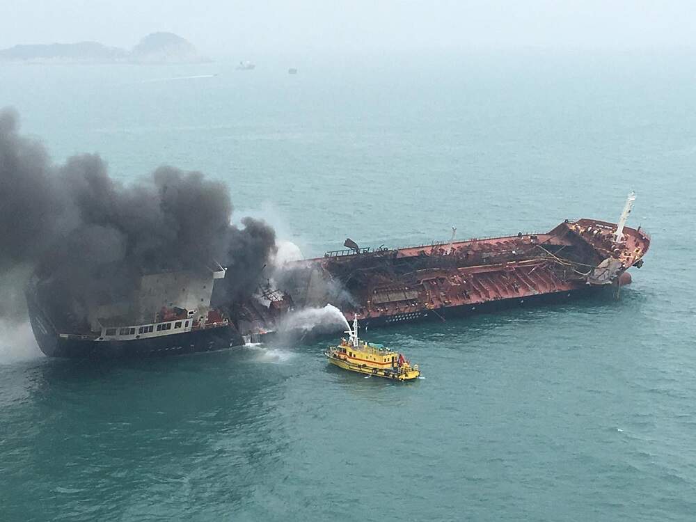 O navio-petroleiro Aulac Fortune navegava no sul da China quando uma explosão ocorreu a bordo
