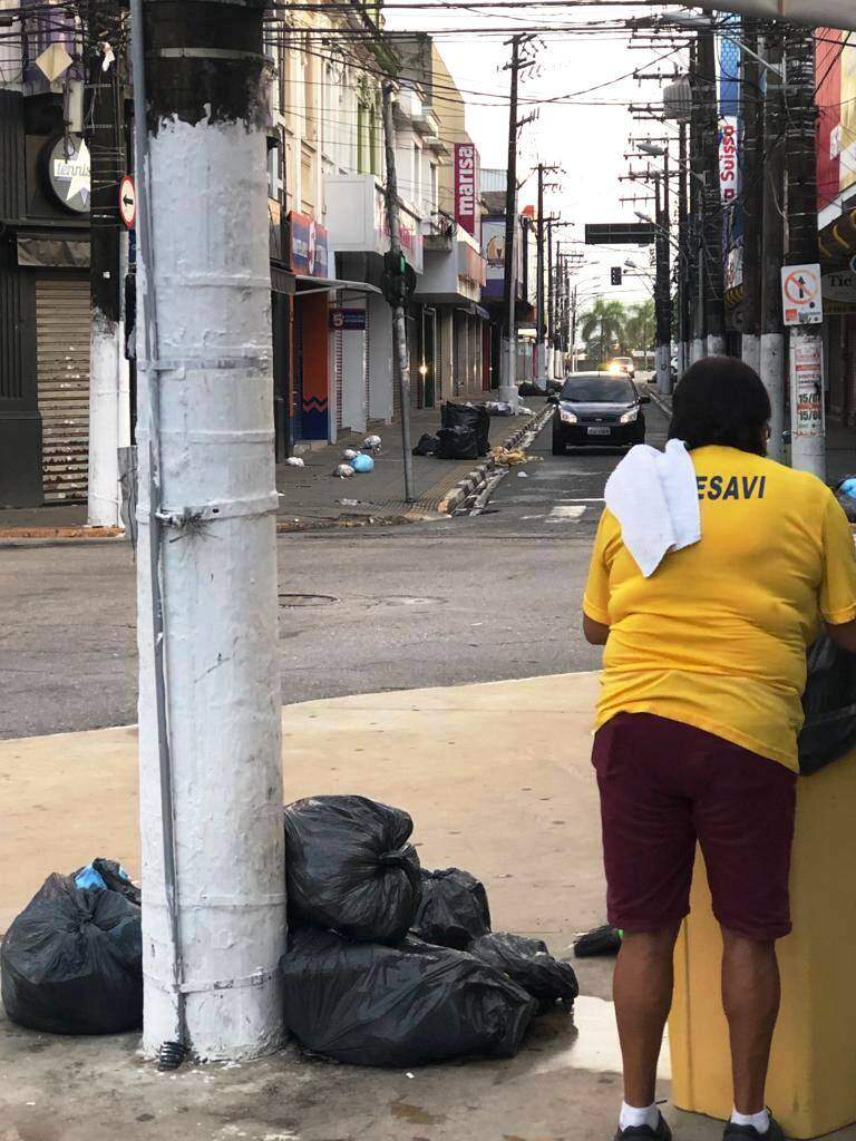 Equipes da Codesavi têm ajudado a diminuir impactos do lixo nas ruas 