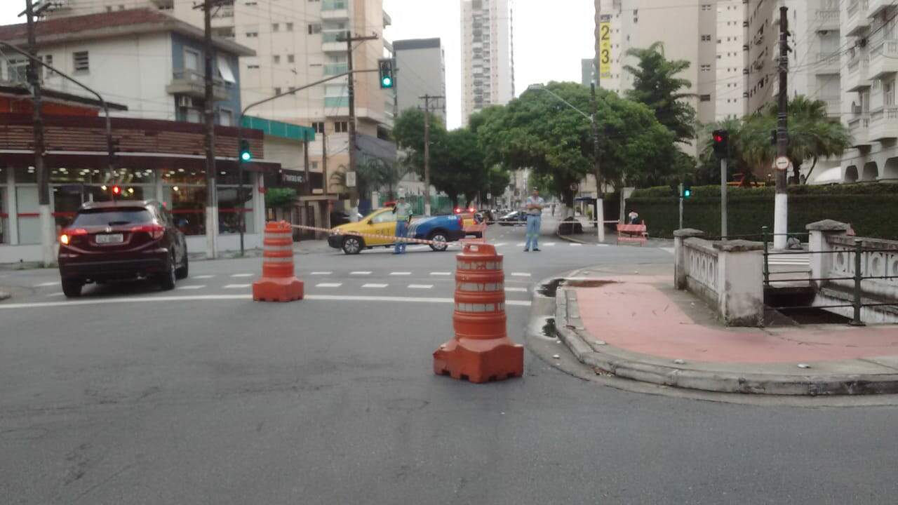 Agentes da CET estiveram no local para interditar o cruzamento no Embaré, em Santos 