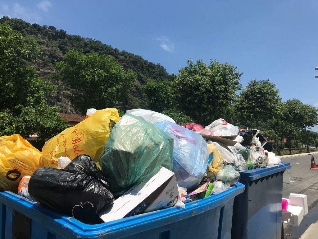 Lixo ficou espalhado em diversos pontos de São Vicente durante os últimos dias sem coleta