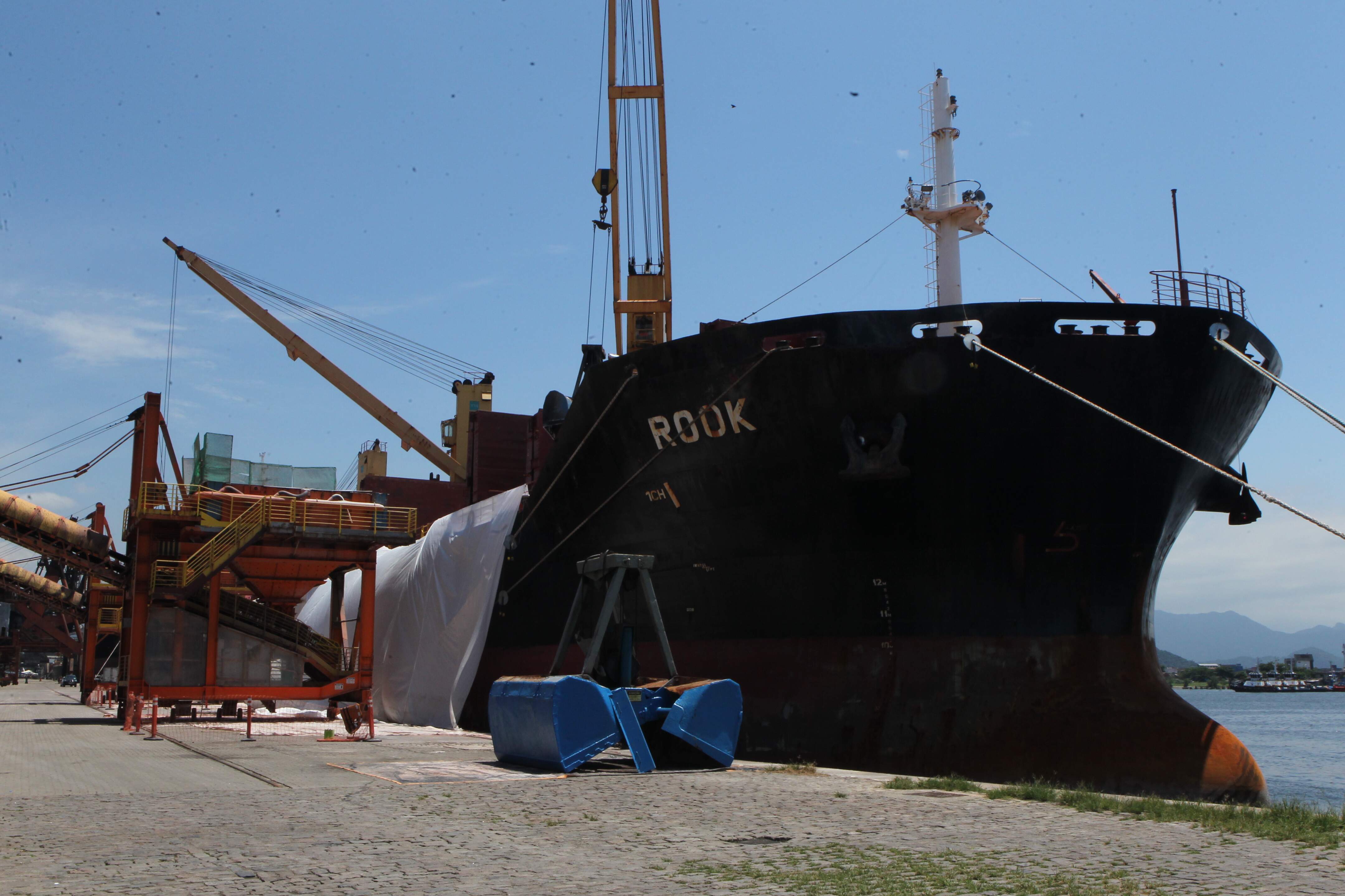 Navio Rook estava carregado com fertilizantes e aguardava uma vaga para atracar no cais santista