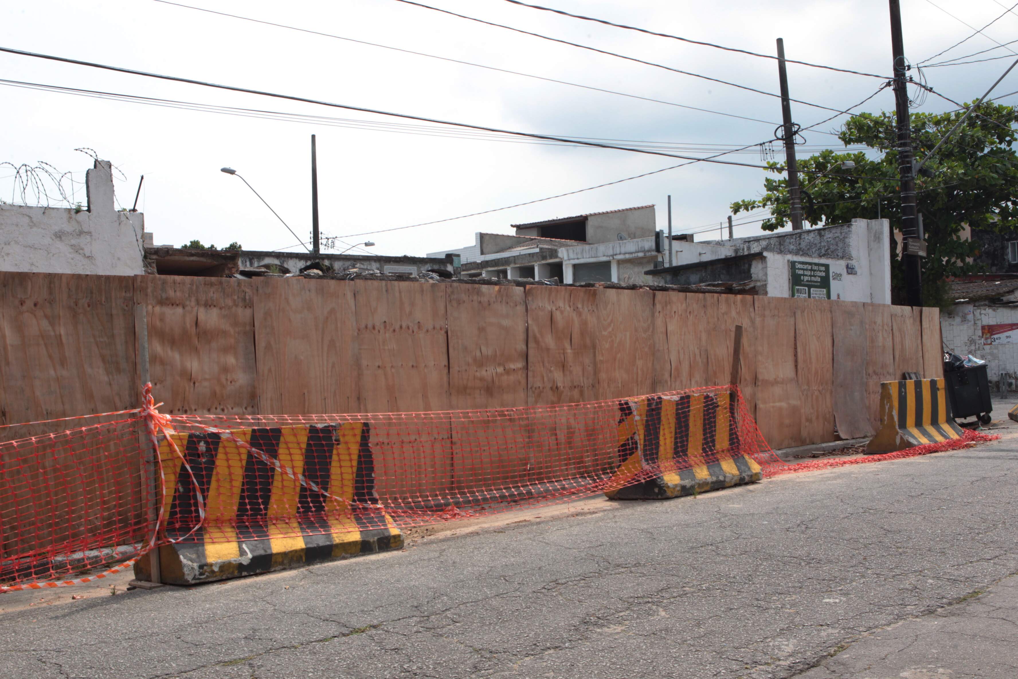 Parte do muro que desabou está sendo protegido por tapumes colocados pela Prefeitura de Santos