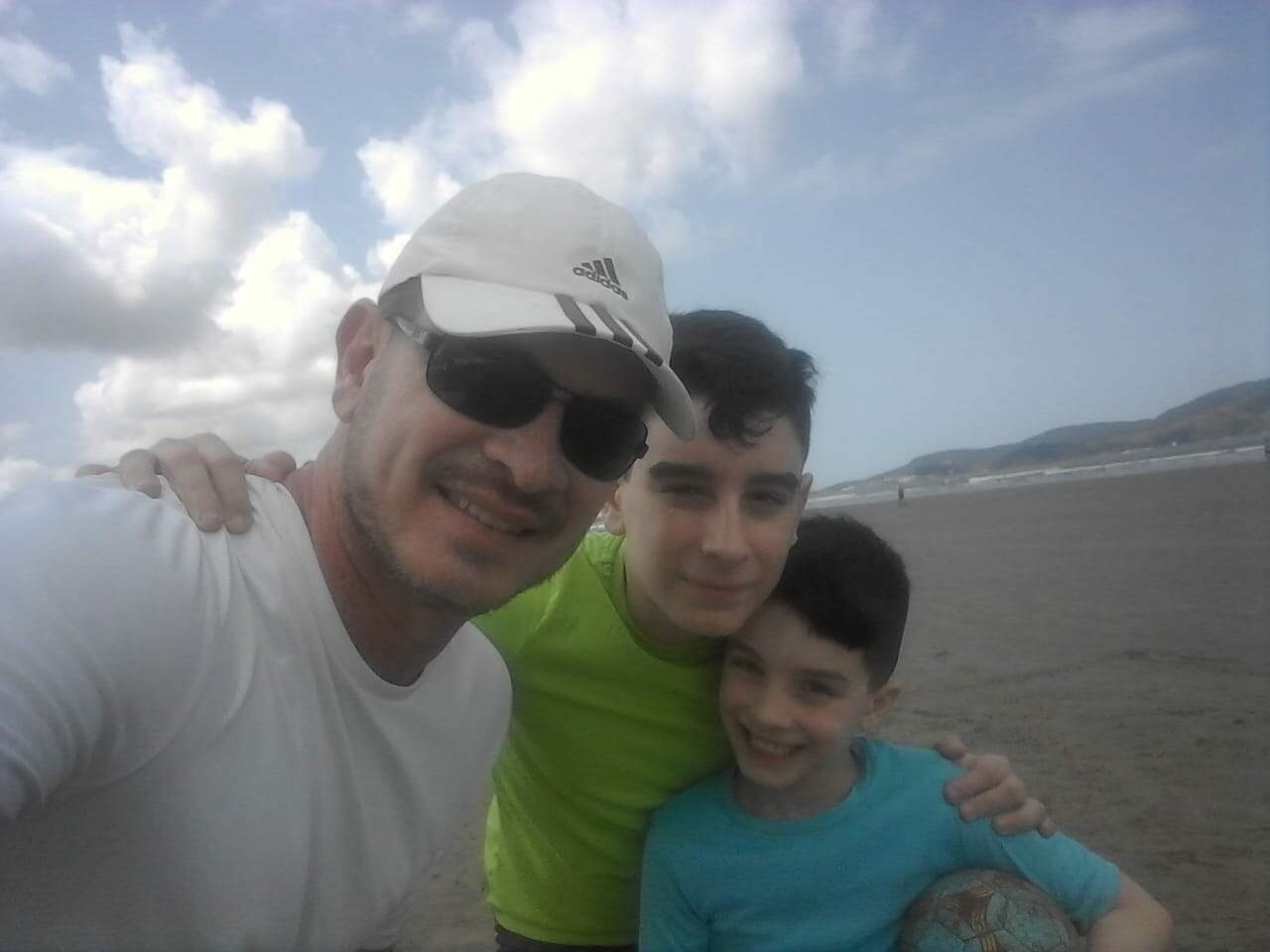 Na foto, Fábio e os filhos Leonardo e Rafael na praia. Todos com protetor e camisa com proteção UVA 