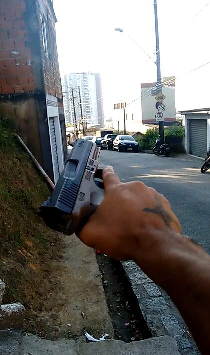 Klebinho postou vídeos em redes sociais portando pistola e um cigarro de maconha 