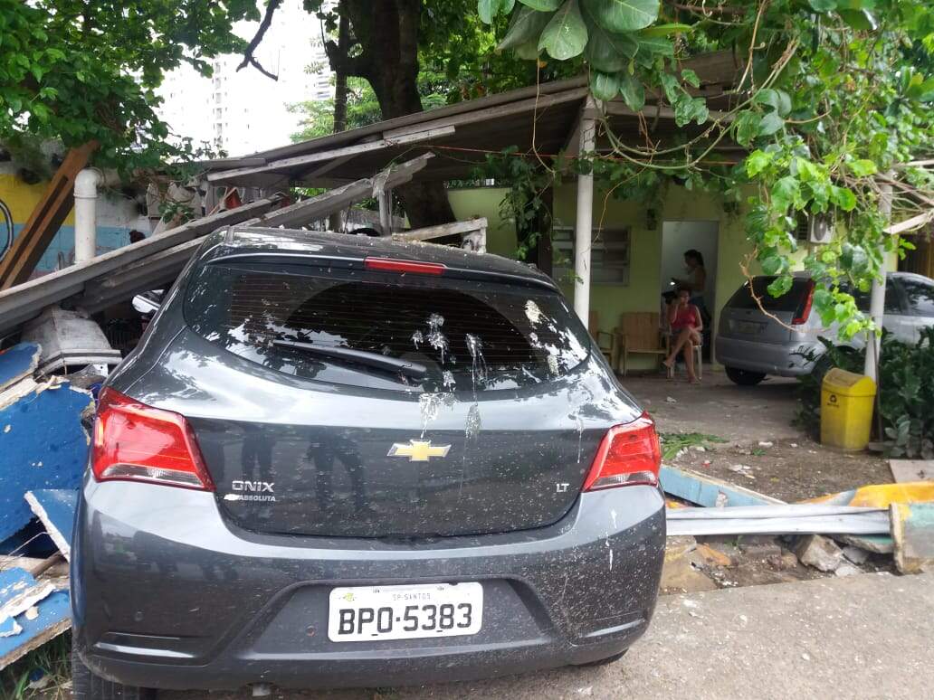 Vítima foi obrigada a conduzir o próprio carro após assalto no bairro Aparecida, em Santos
