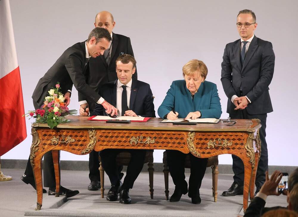 Chanceler alemã, Angela Merkel e o presidente francês, Emmanuel macron, assinaram novo tratado
