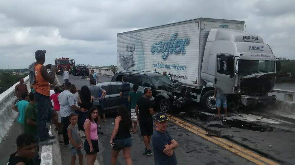 Três carros e um caminhão se envolveram em um acidente na Rodovia Rio-Santos, em Bertioga