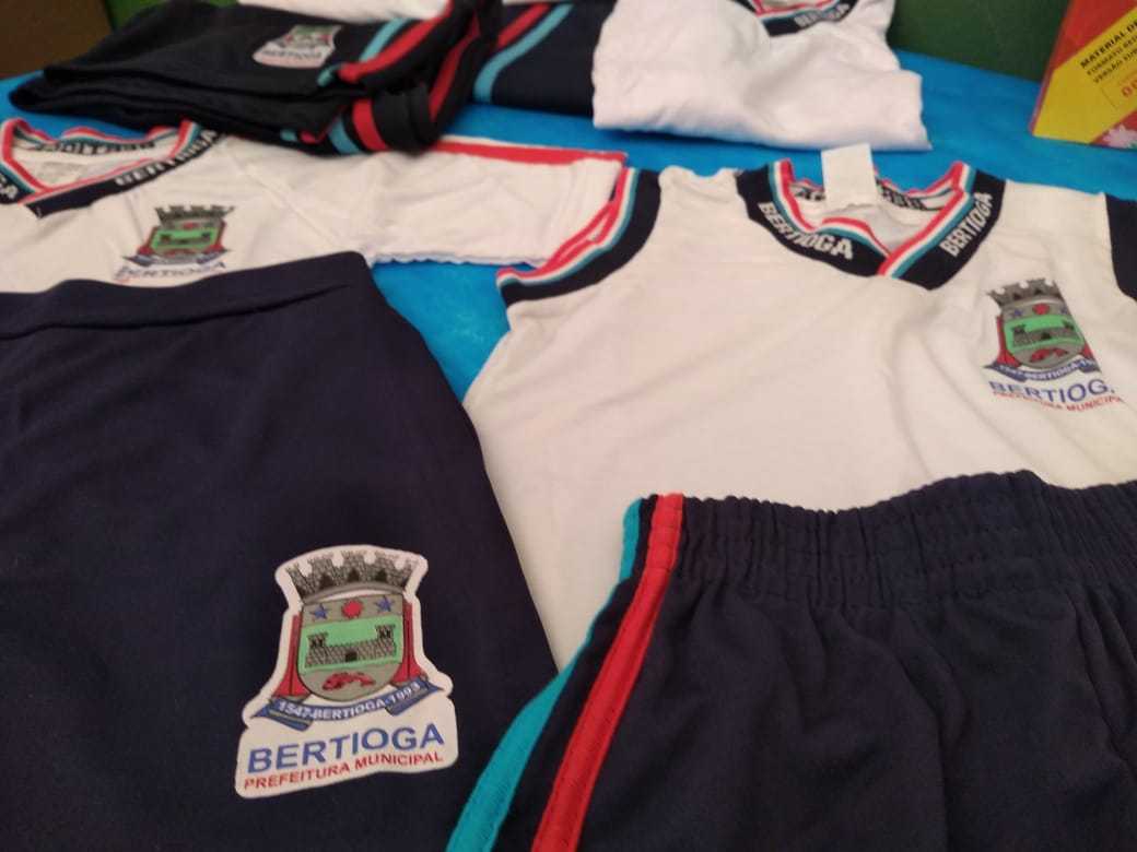 O conjunto de uniforme vem com três itens (camiseta, regata, bermuda ou saia)