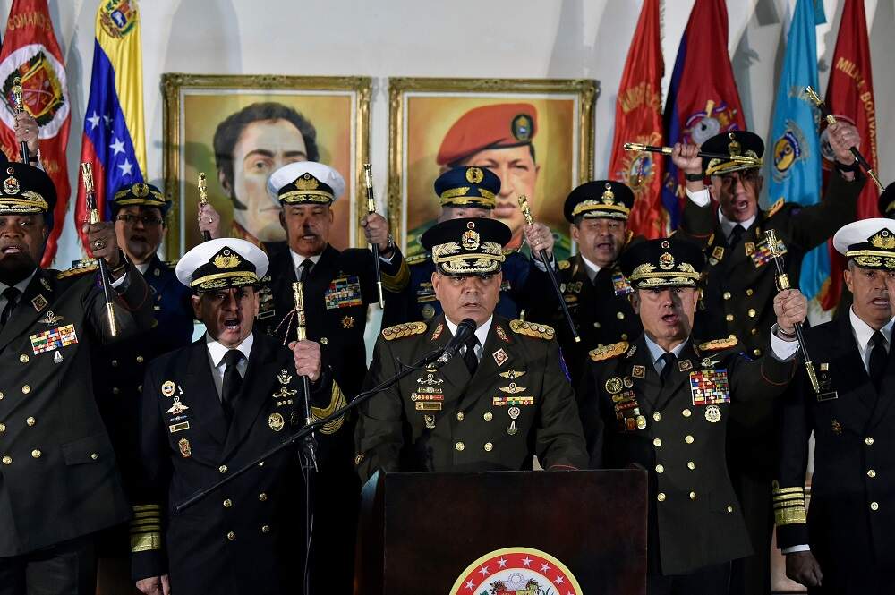 Ao lado da cúpula, ministro da Defesa, Vladimir Padrino, defendeu presidência de Maduro