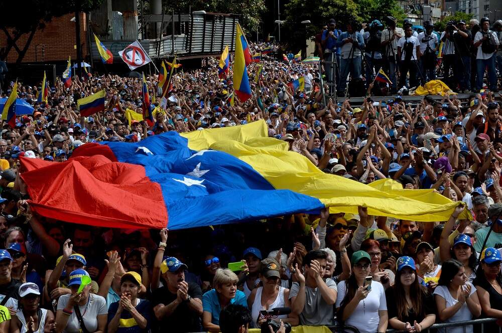 Manifestantes apoiam líder opositor Juan Guaidó em Caracas