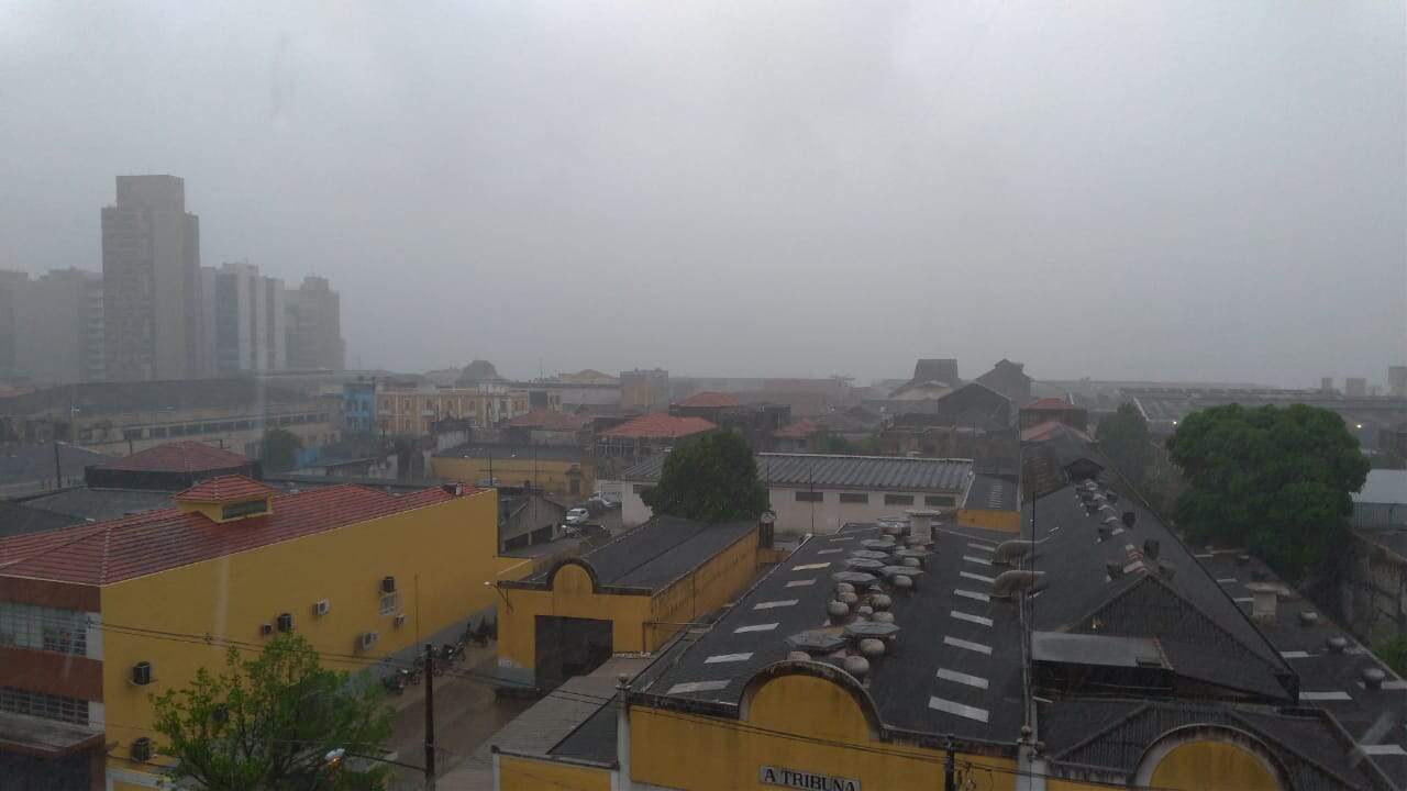 Forte chuva iniciou por volta das 15h na Baixada Santista com trovões e descargas elétricas