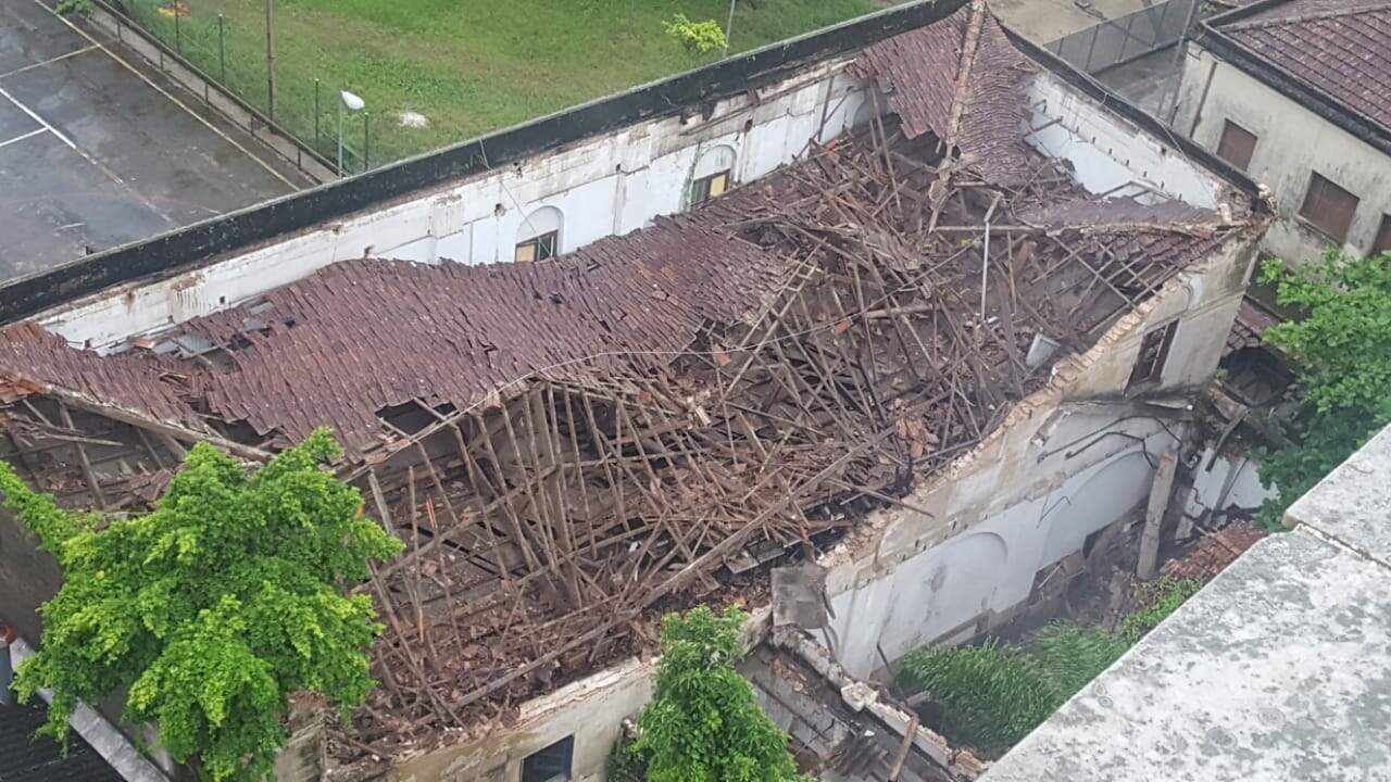 Telhado de prédio anexo ao imóvel desabou na tarde da última sexta-feira (25)