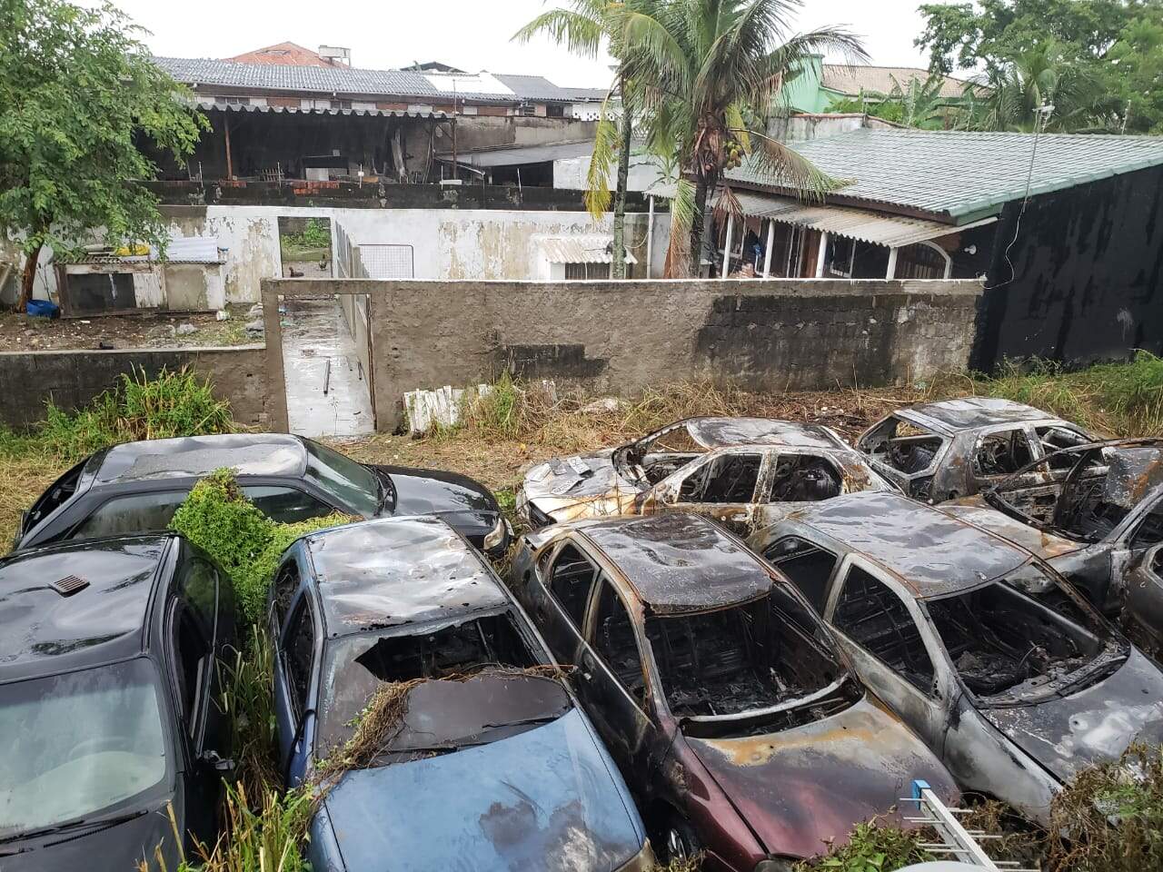 Carros ficaram destruídos após incêndio em terreno no Santa Rosa, em Guarujá 