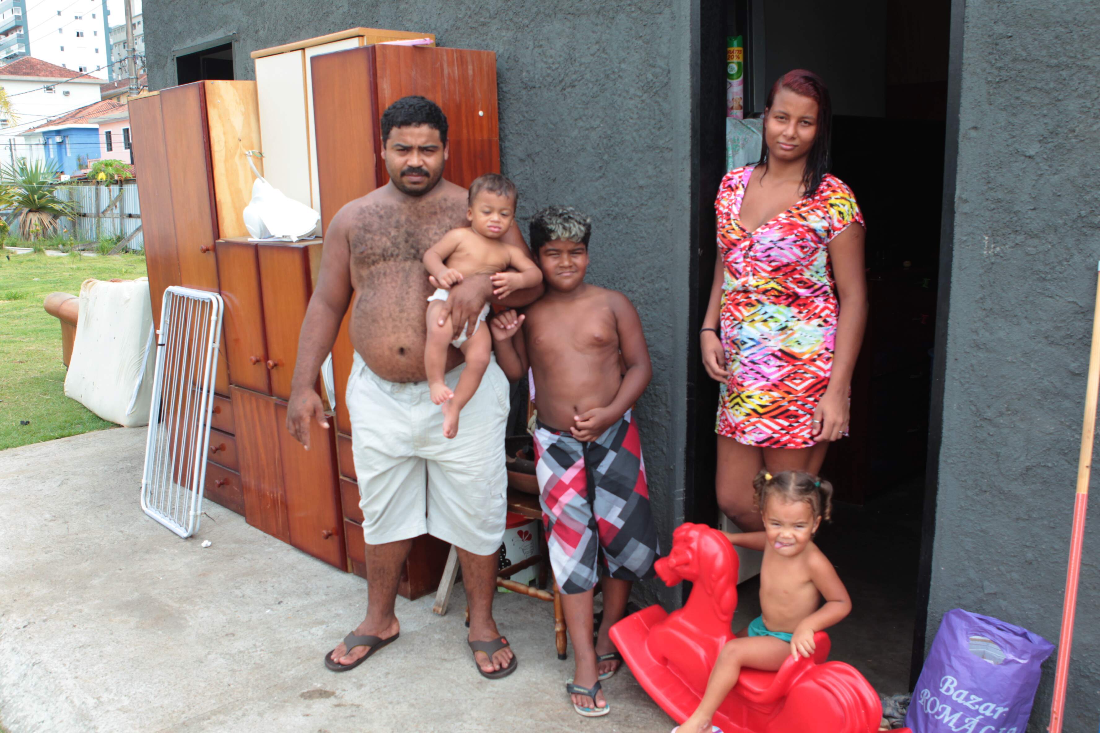 Família estava morando em um imóvel dentro de um estacionamento na Aparecida, em Santos