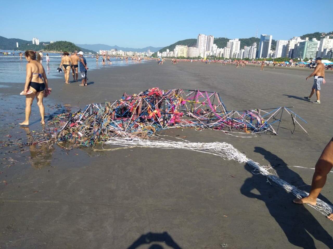 Balão se desfez ao ser puxado para a areia da praia 