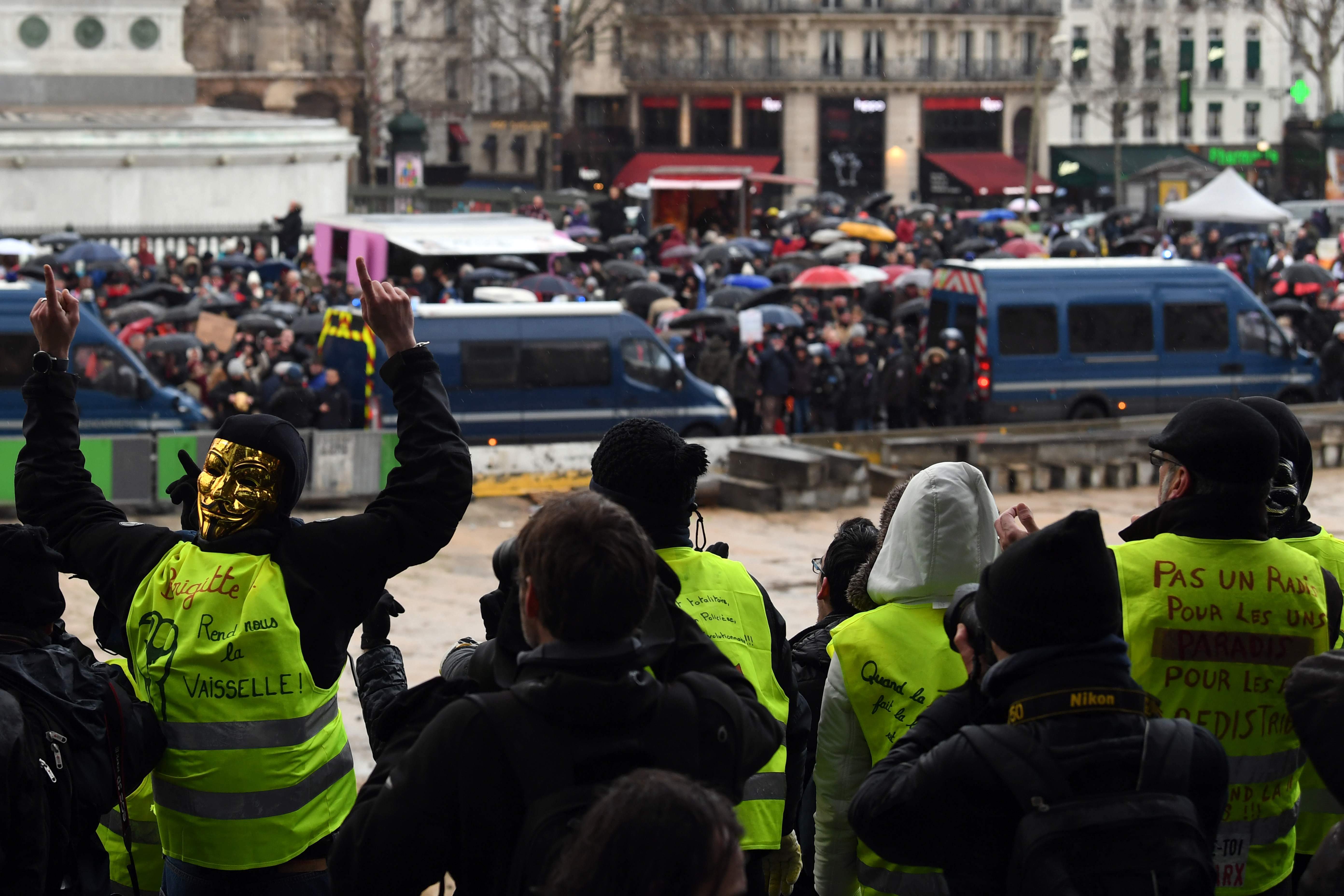 Coletes amarelos acenam para lenços vermelhos: contra Macron