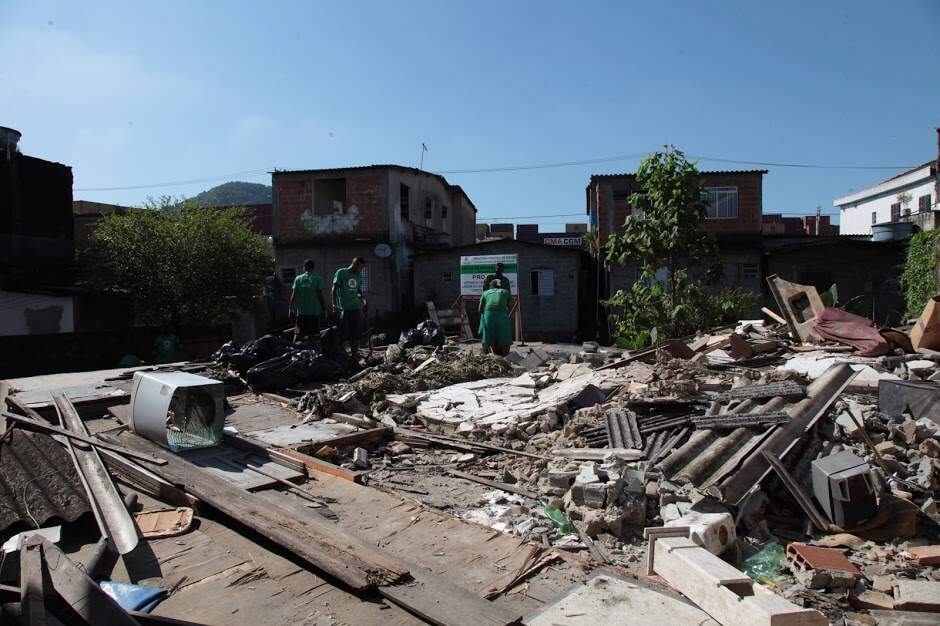 Por dia, funcionários da prefeitura de Santos recolhem cerca de 7 toneladas