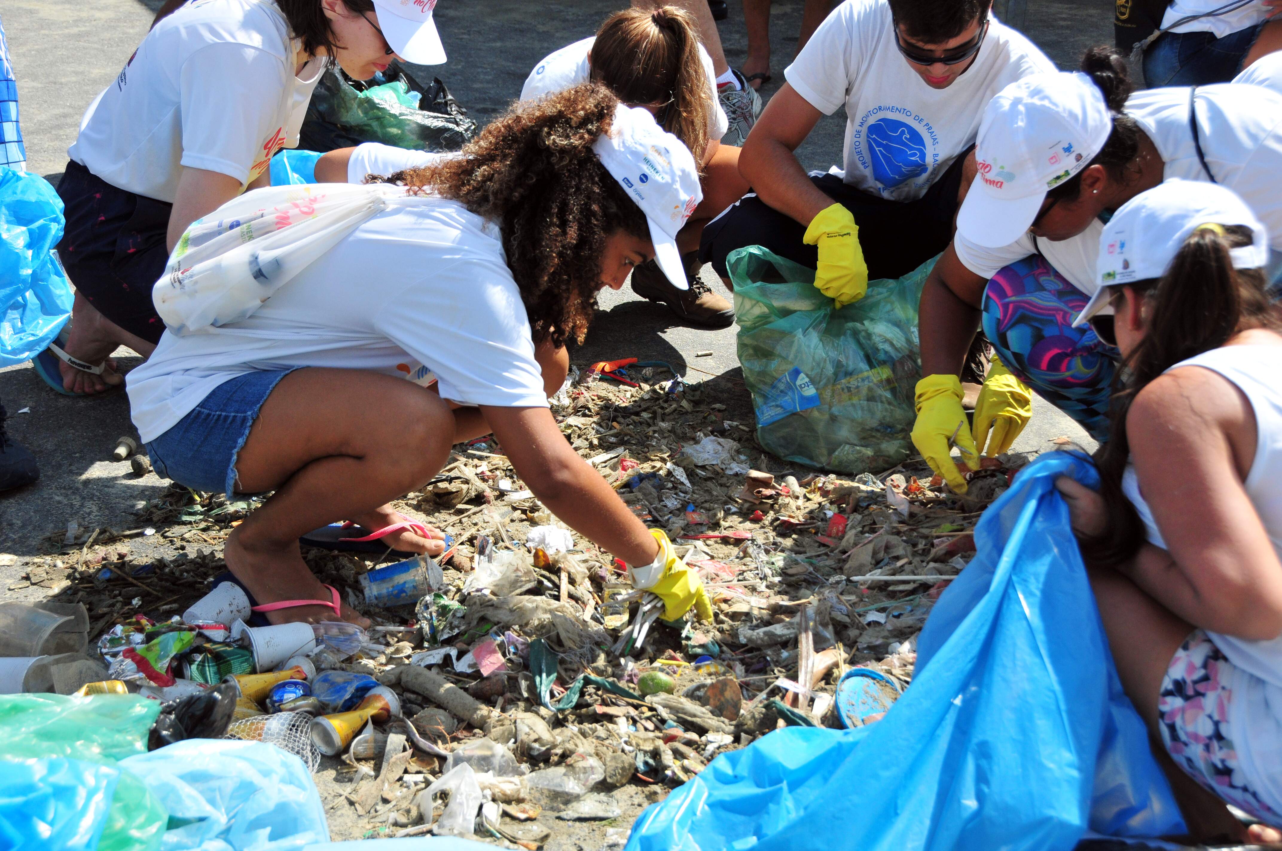 Mutirão recolheu 264 kg de microlixo em Praia Grande