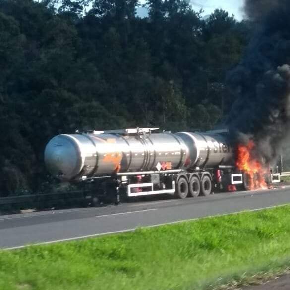 Carreta que transportava produto químico pegou fogo na Régis Bittencourt em Cajati