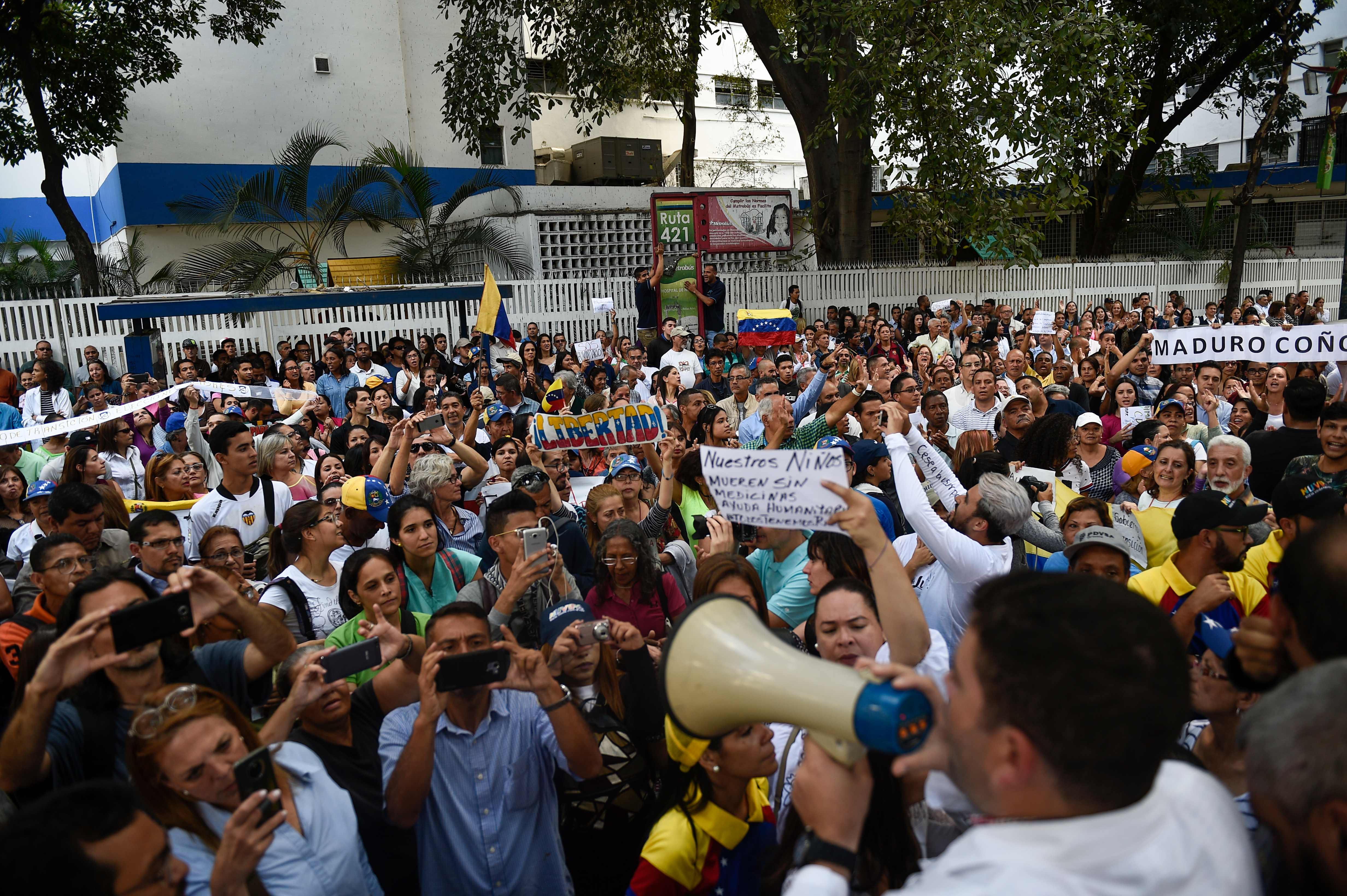 Manifestantes se reuniram em frente a hospital de Caracas, criticando governo de Nicolás Maduro