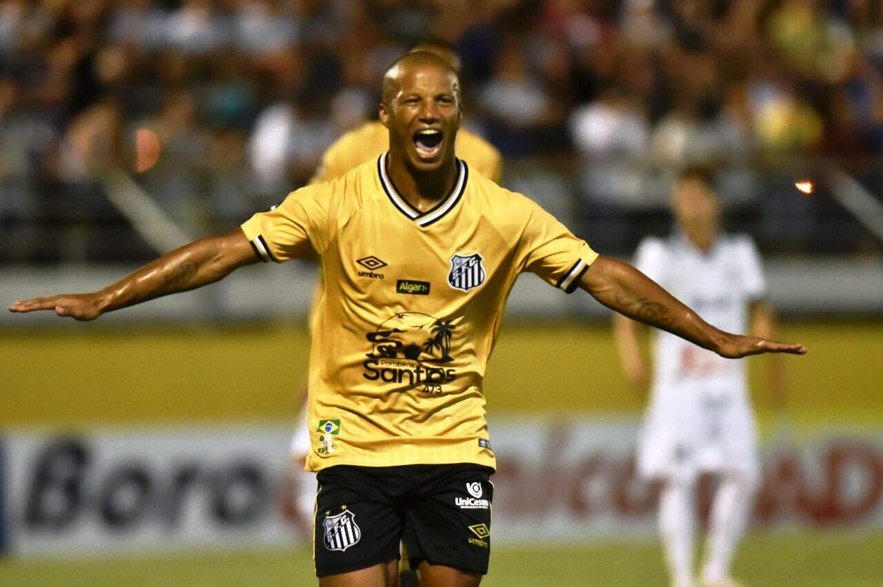 Uruguaio Carlos Sánchez marcou dois dos quatro gols do Santos em Bragança Paulista