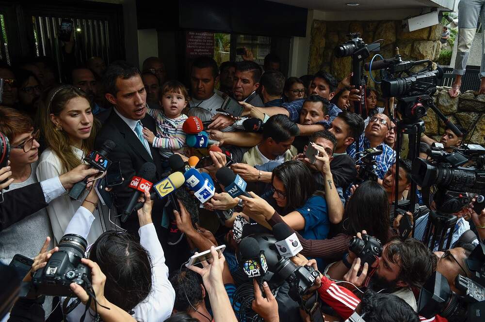 Guaidó é entrevistado ao lado da esposa, Fabiana Rosales, e segurando a filha, Miranda