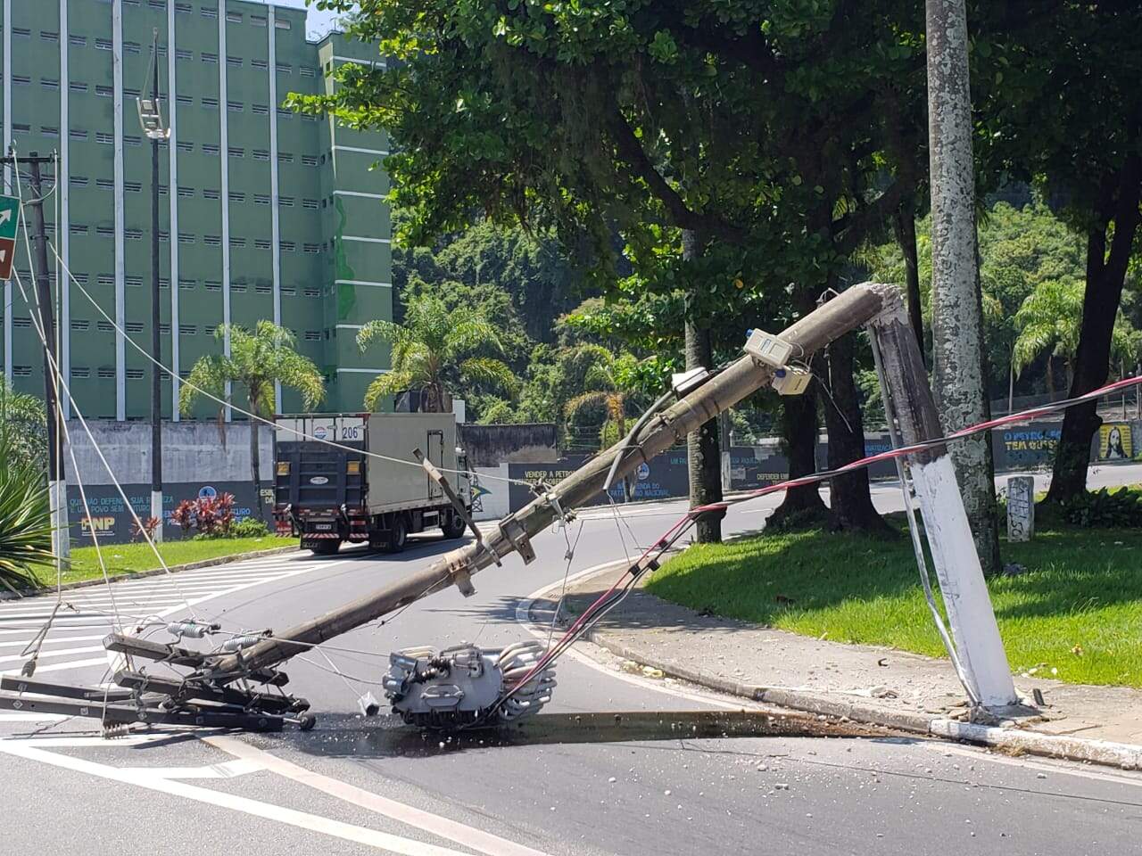 Poste ficou atravessado na pista após acidente no Centro de Santos 