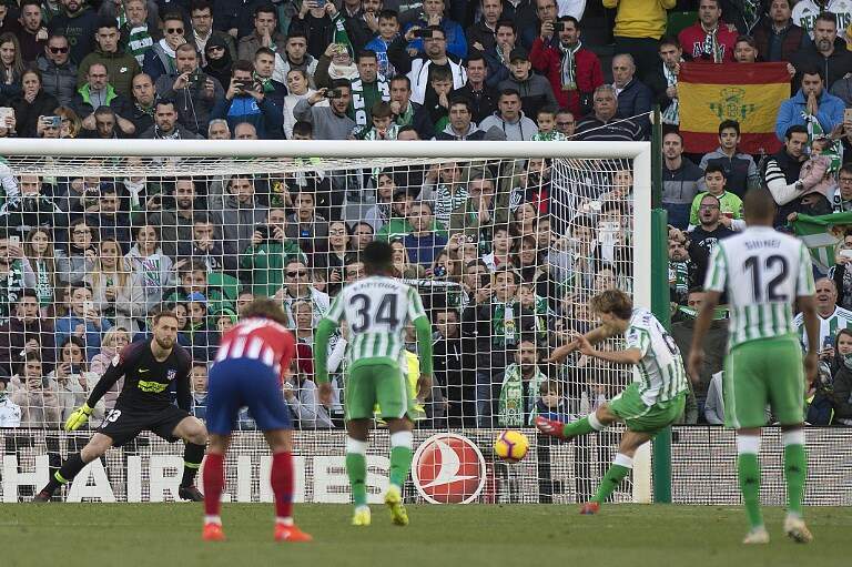 De pênalti, o meia Sergio Canales fez o único gol na vitória do Betis sobre o Atlético de Madrid