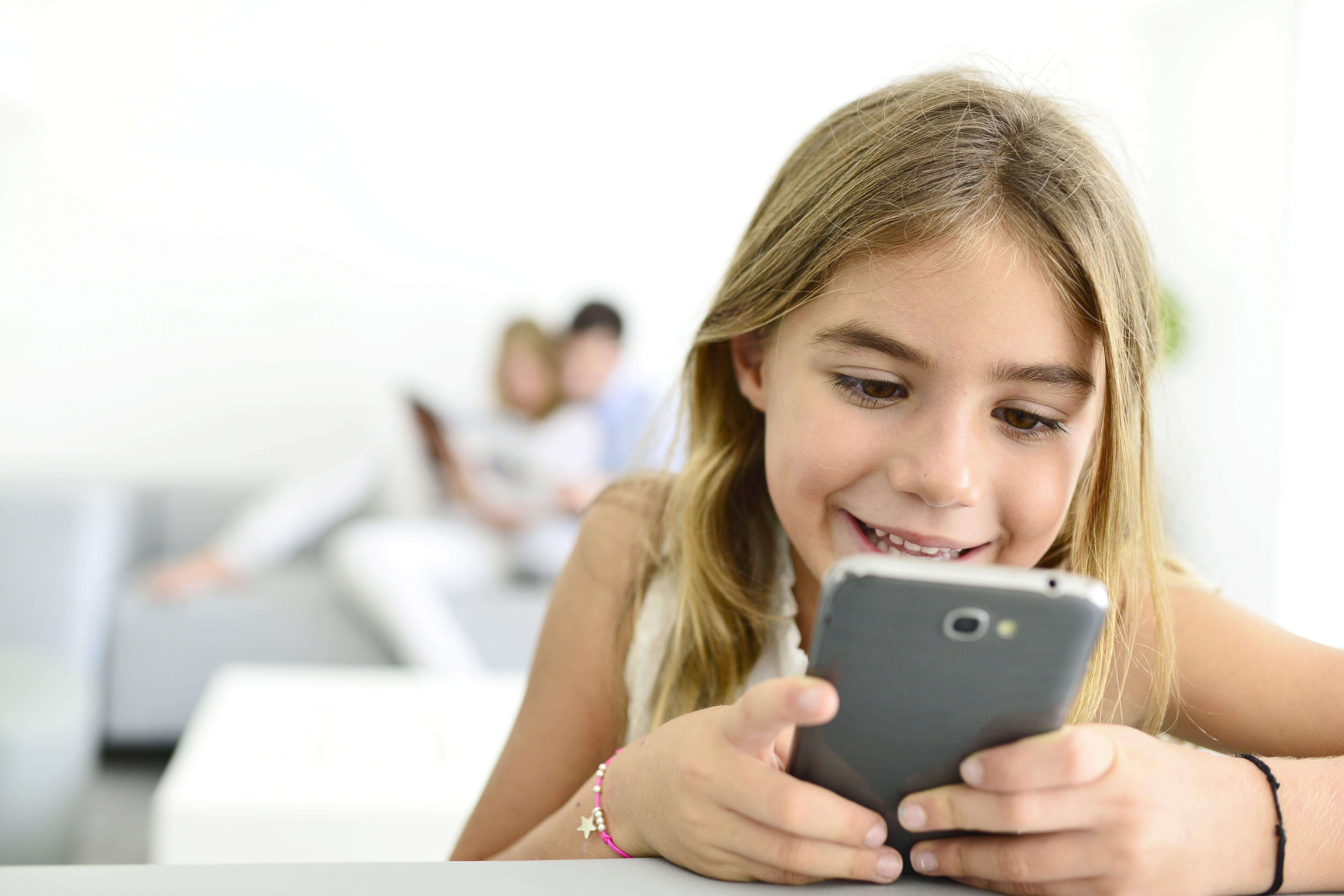 Existem perigos no uso desenfreado dos celulares e redes sociais por parte das crianças