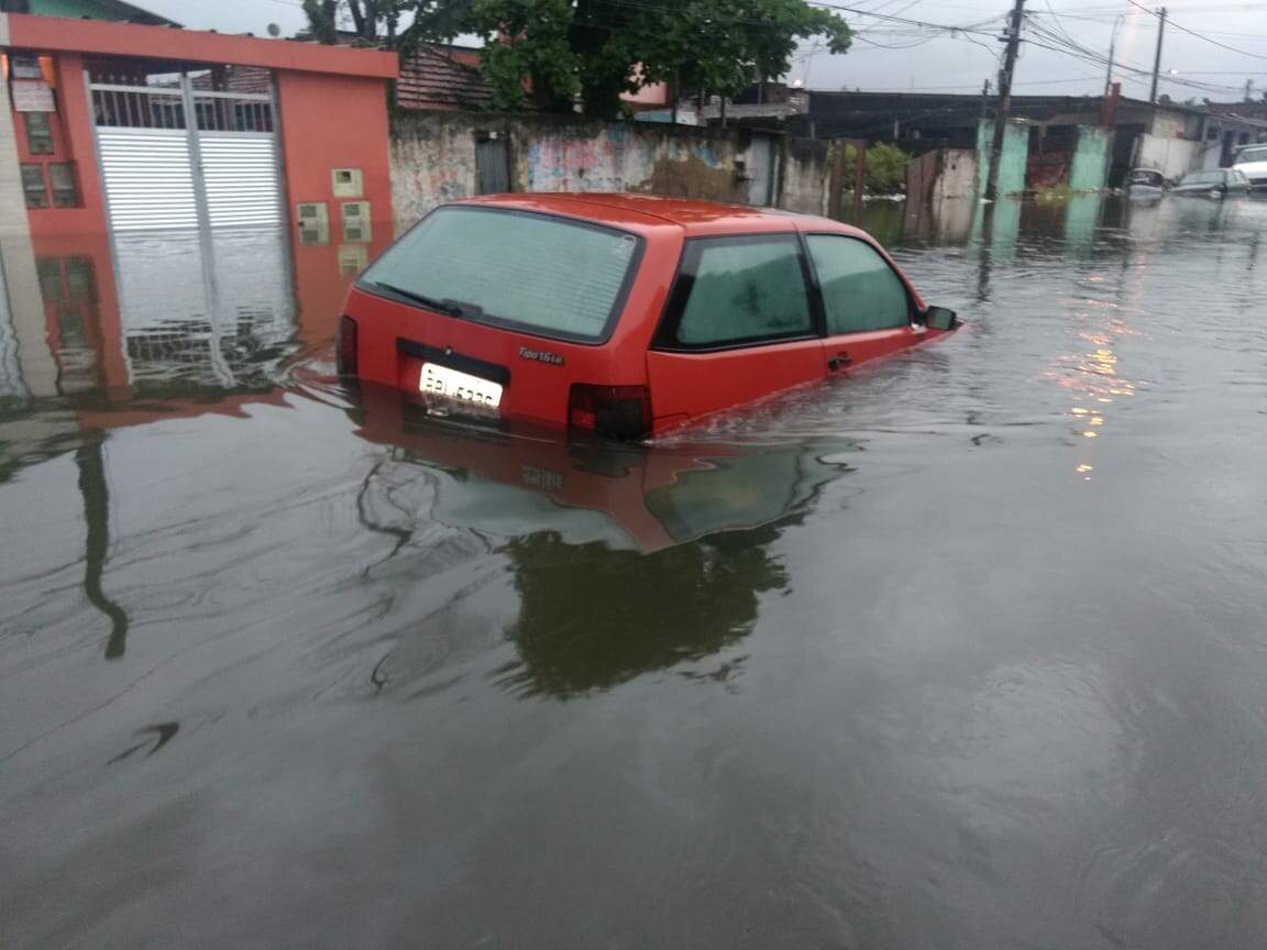 No Jockey Clube, em São Vicente, carro ficou debaixo d'água após alagamento