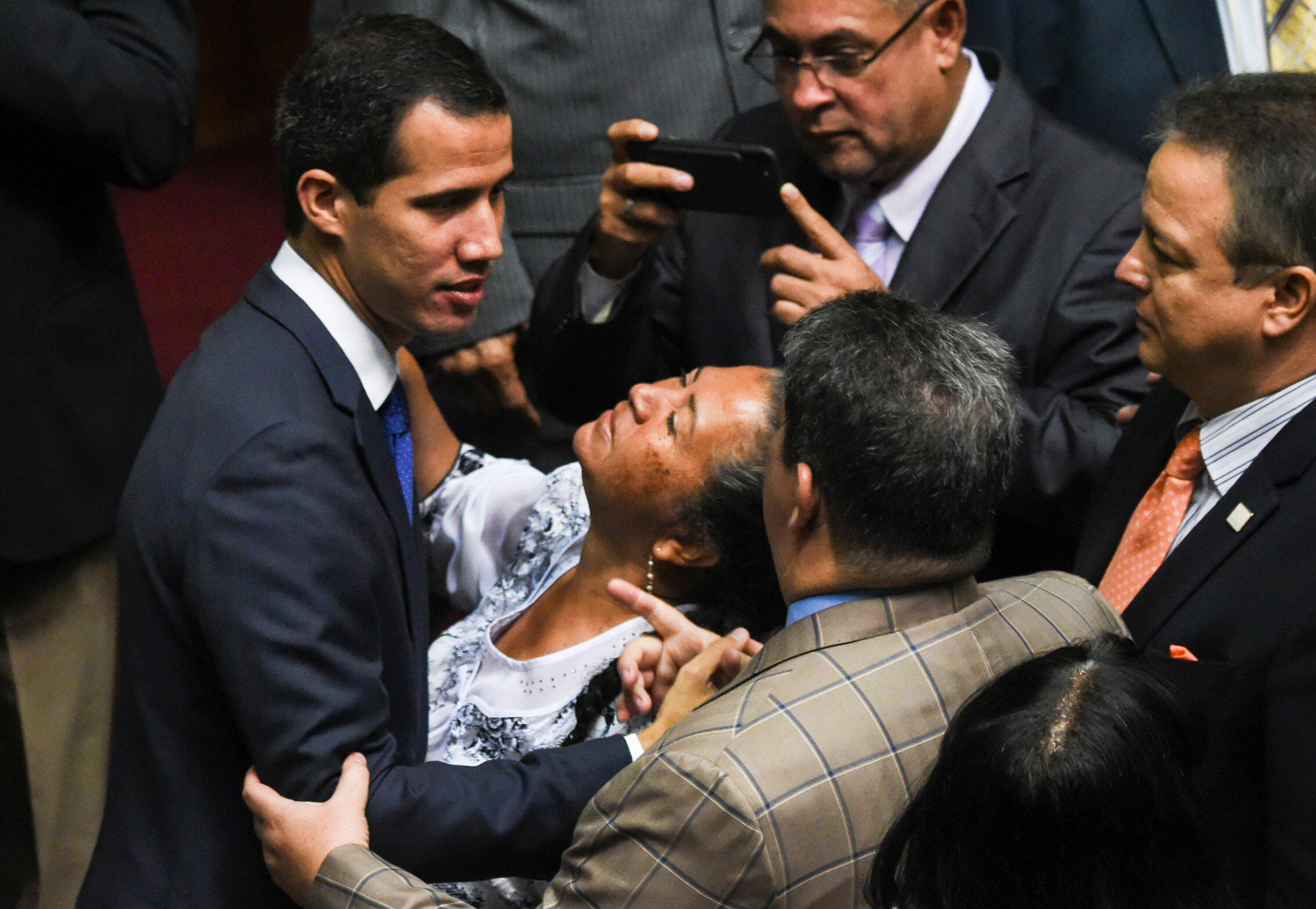 Autoproclamado presidente em exercício, Guaidó é parabenizado por deputados no Parlamento