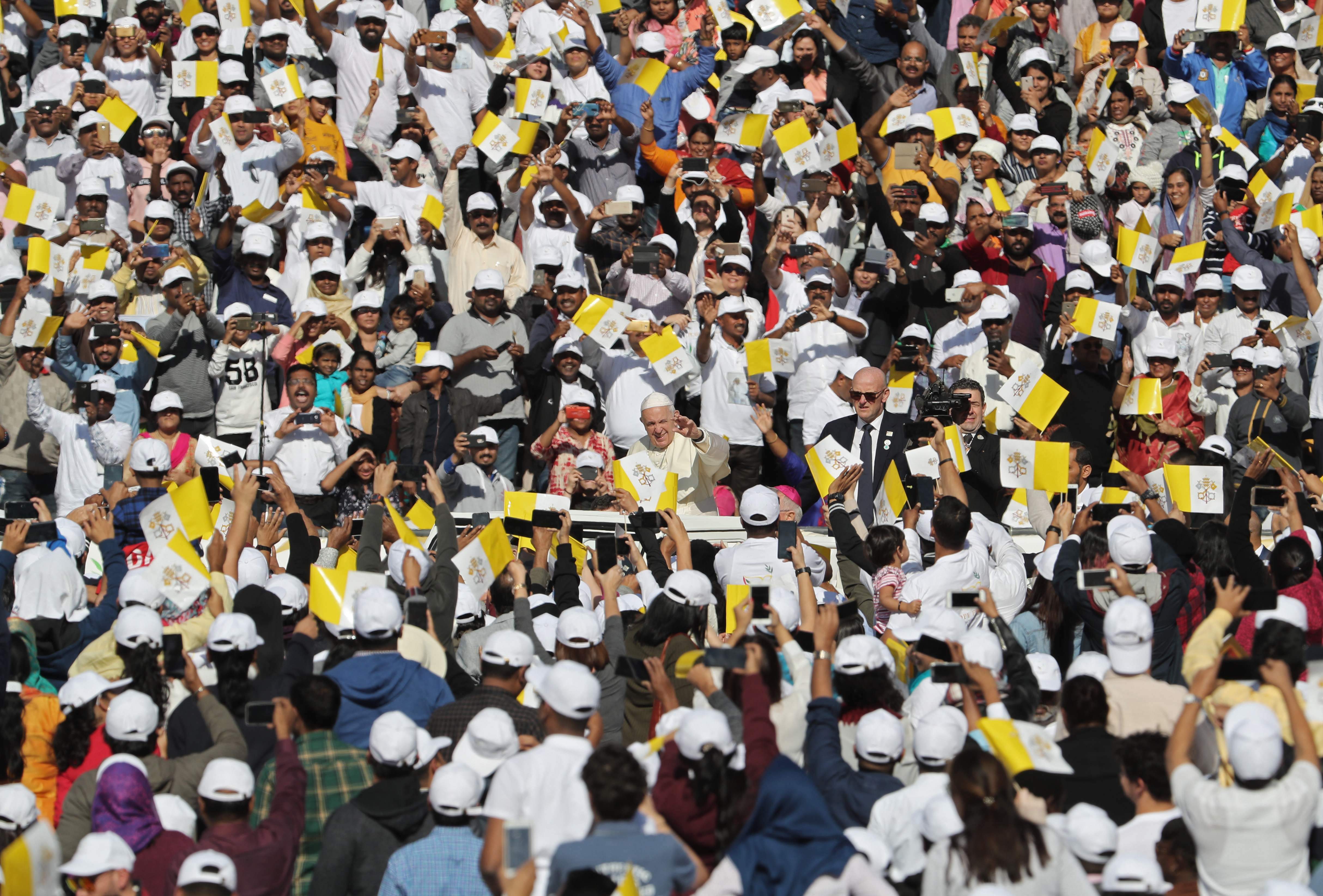 em Abu Dhabi (EAU), na terça-feira, o papa celebrou uma missa reunindo quase 170 mil fiéis