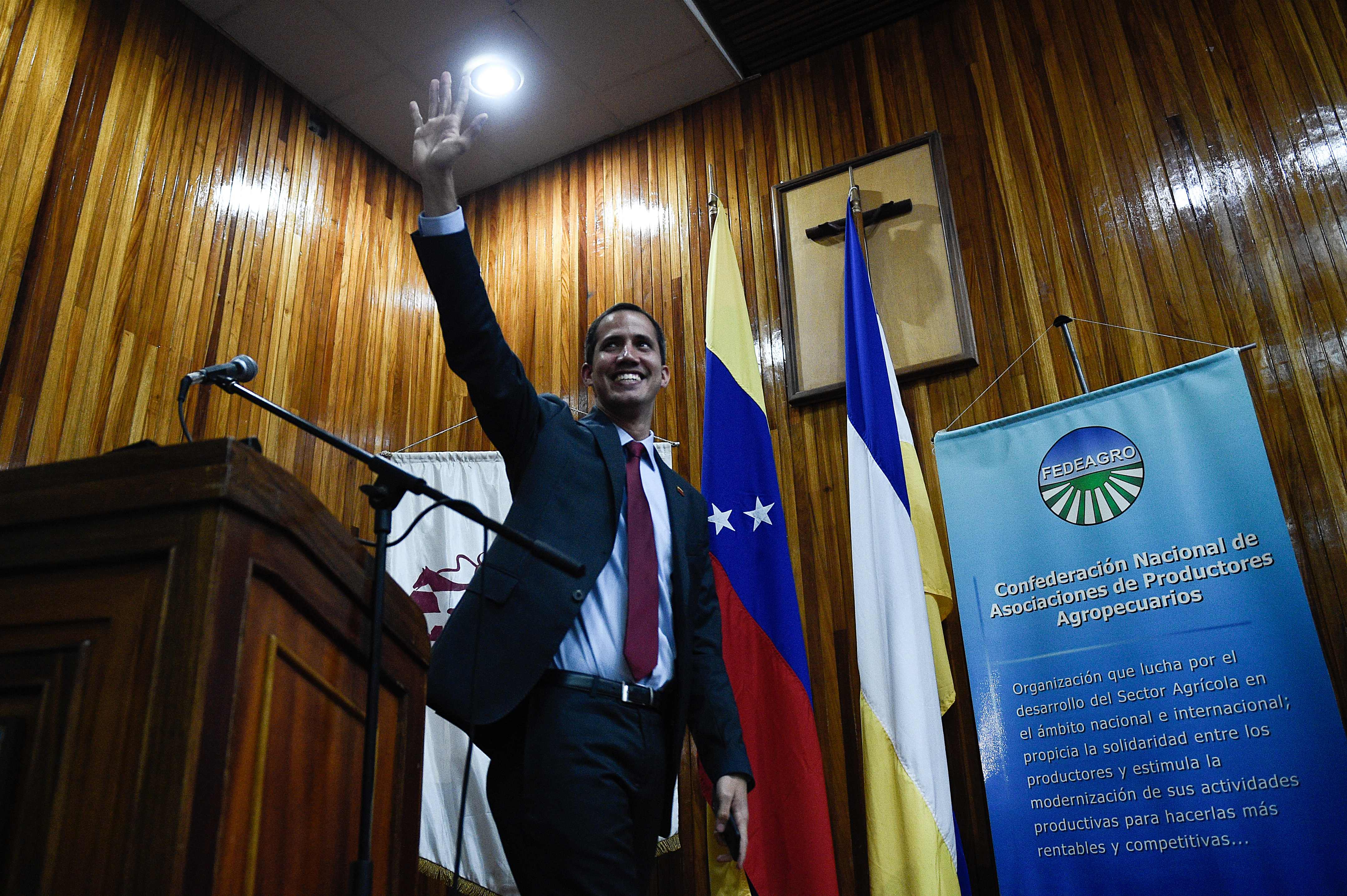 Guaidó, autoproclamado presidente em exercício, acena após reunião com produtores agrícolas da nação