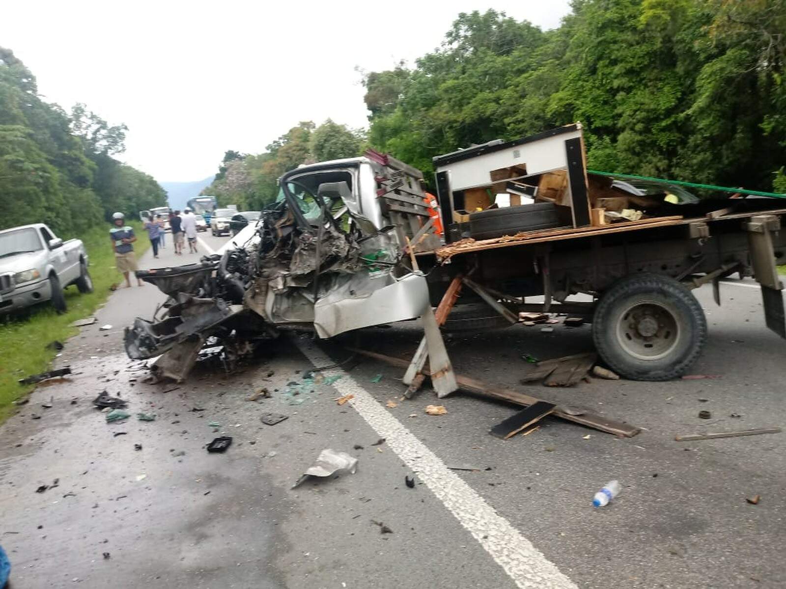 Um dos caminhões envolvidos no acidente na Rio-Santos ficou completamente destruído