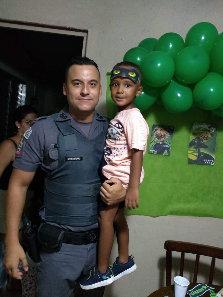Policiais militares de Guarujá fizeram uma surpresa para o aniversário de Isaac, de 5 anos
