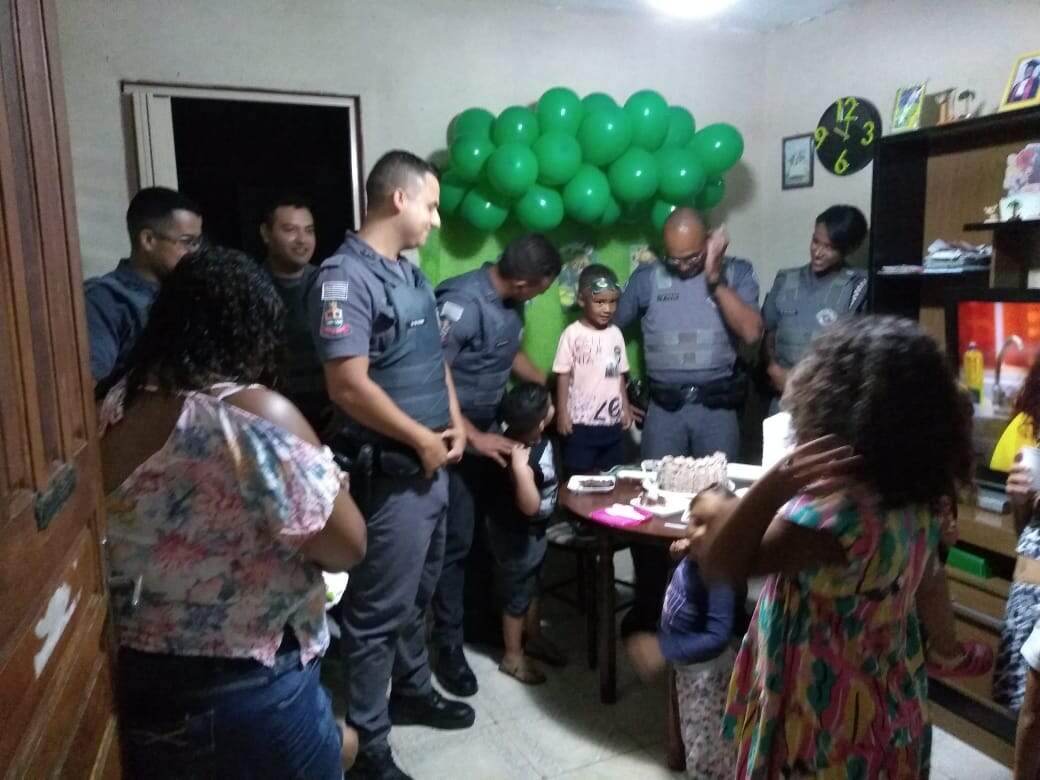 Após chegada dos policiais, família realizou mais uma vez o 'parabéns' para Isaac 