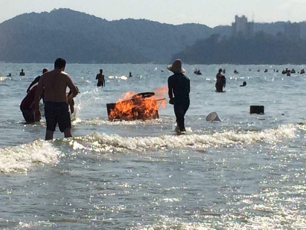 Banhistas ajudaram comerciante a empurrar carrinho em chamas em direção ao mar