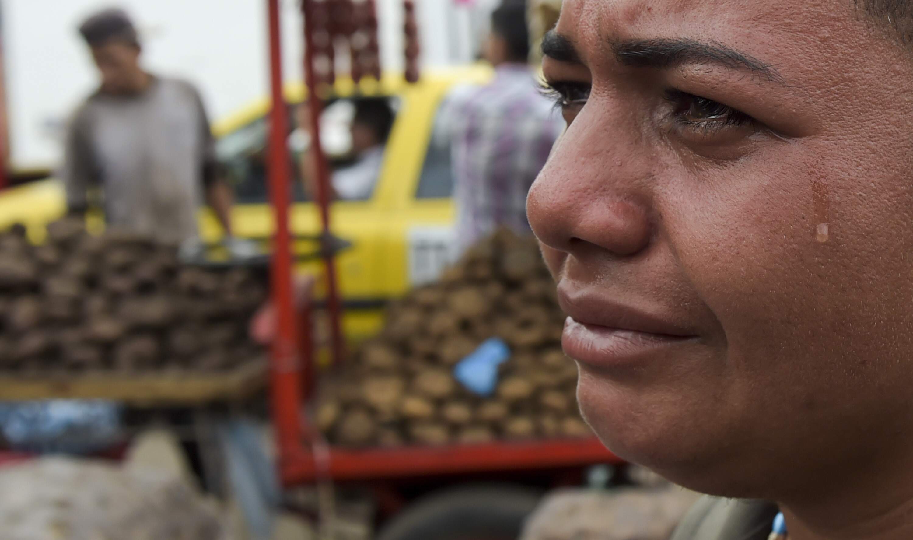 Venezuelana chora na fronteira com a Colômbia, onde foi comprar alimentos diante da carência do país