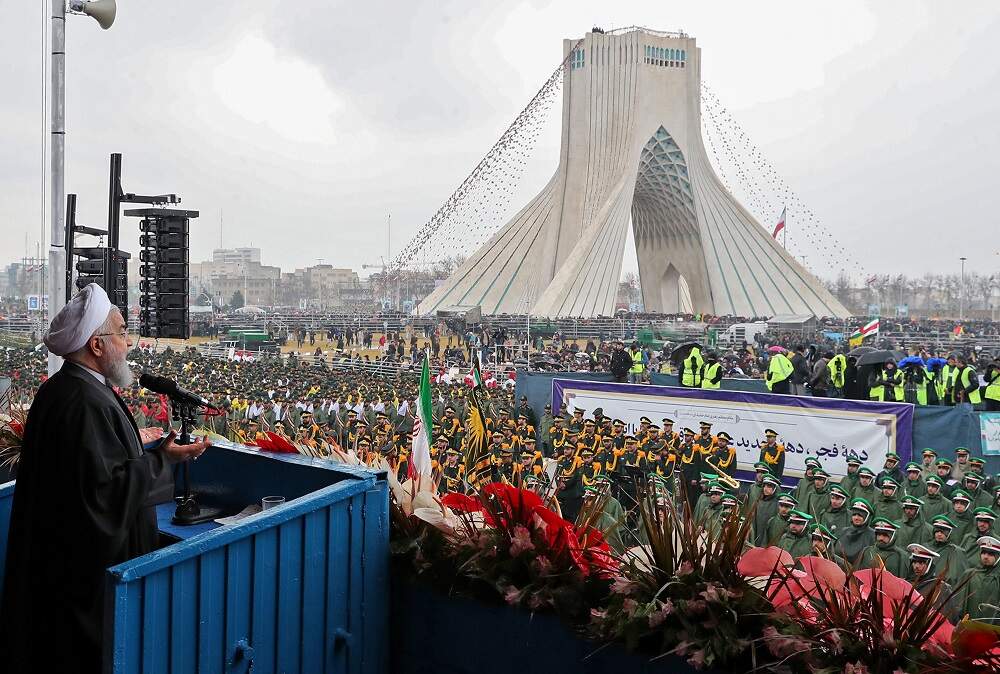 Presidente iraniano Hassan Rouhani discursou perante a multidão na Praça Azadi, na capital Teerã 