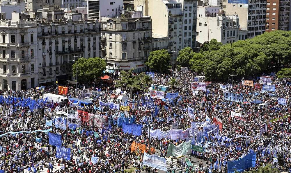 Argentinos vão às ruas criticar política econômica de Maurício Macri