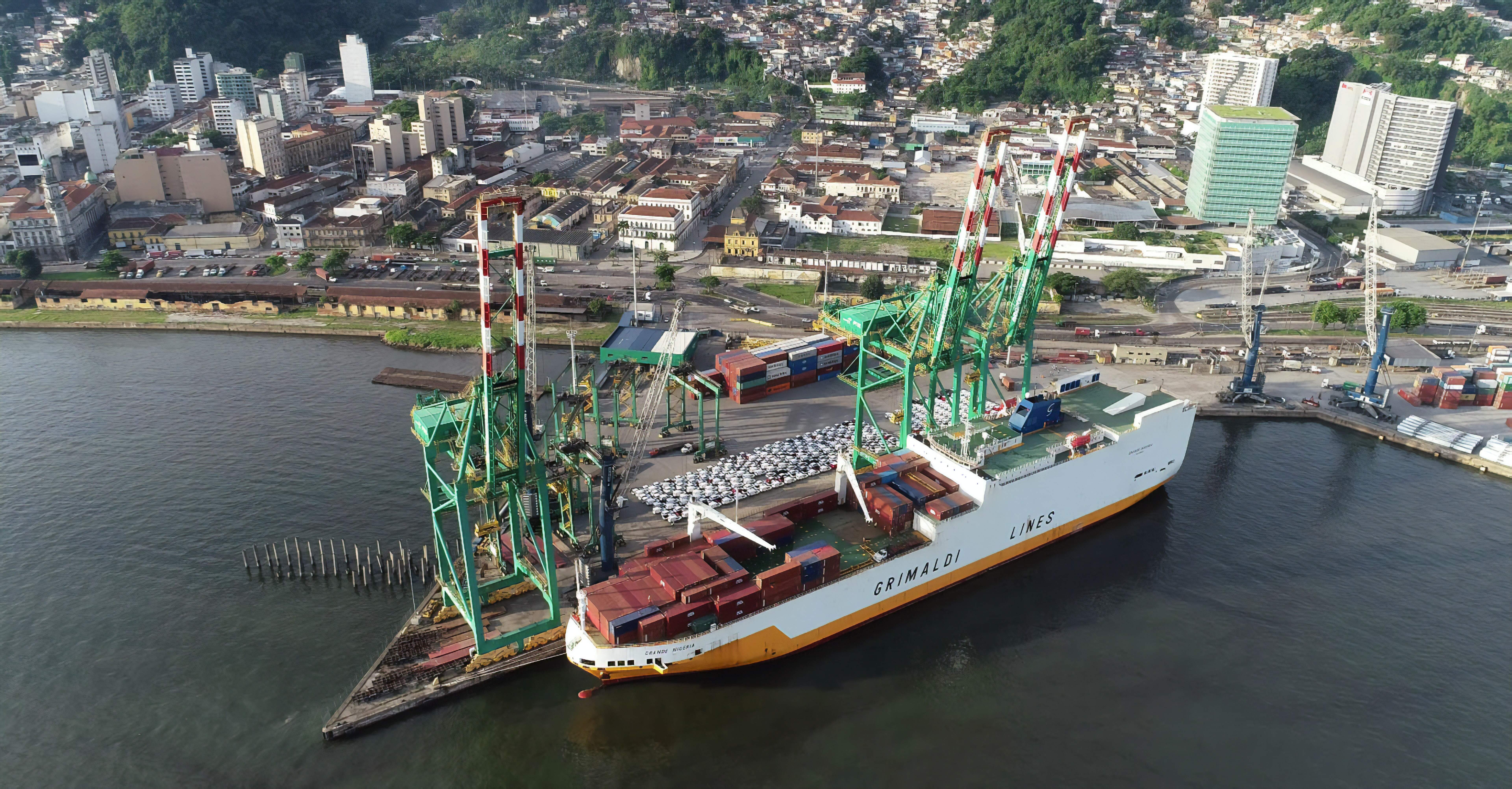 O navio Grande Nigéria em operação teste no terminal Ecoporto Santos