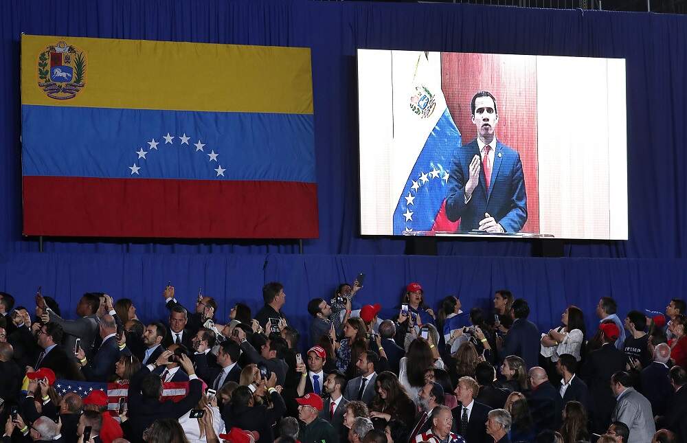 Guaidó fala, por vídeo, com público reunido na Universidade Internacional da Flórida, nos EUA