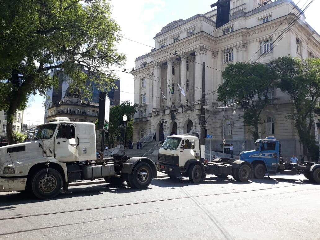 Caminhões saem em carreata até a Prefeitura de Santos