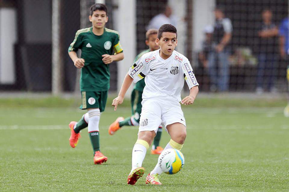 Legenda: Kaiky em ação durante jogo contra o Palmeiras pelo sub-11 