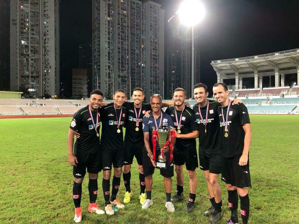 Legenda: Cinco jogadores brasileiros, um paraguaio e o auxiliar técnico português, quando o CPK se sagrou campeão, no ano passado, da Taça de Macau 