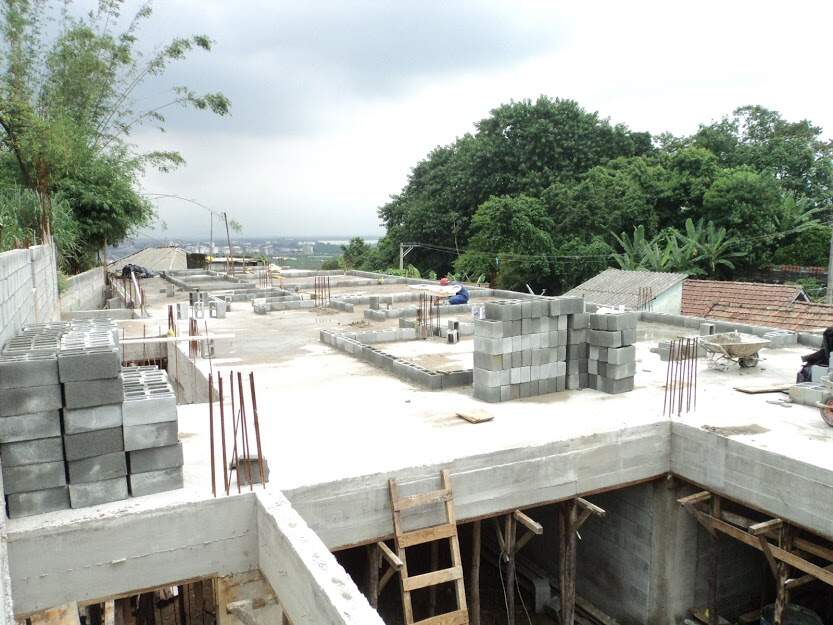 Processo de construção da creche localizada no bairro Morro da Penha em Santos 