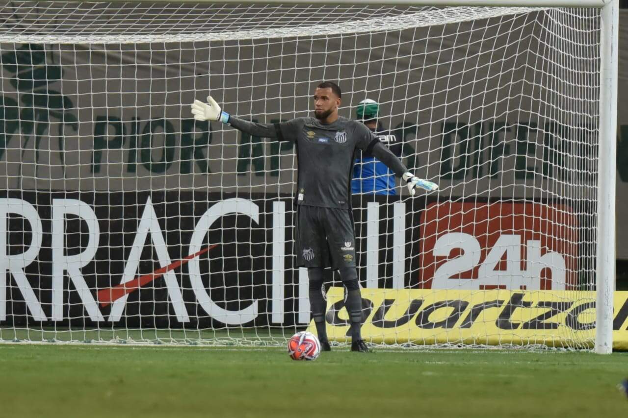 Everson teve participação importante no empate sem gols no clássico contra o Palmeiras